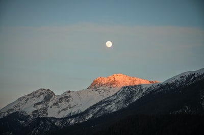 日落时雪山